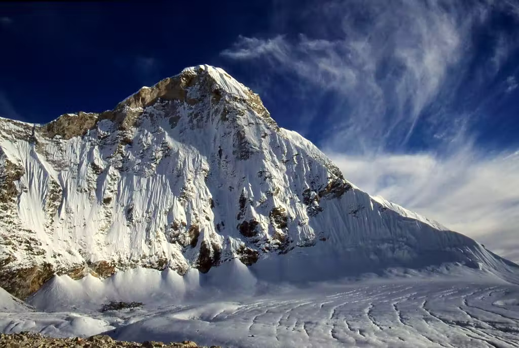 Mount Baruntse ( 7129m ) from above the Panch Pokhari at the head of the Hongu Valley