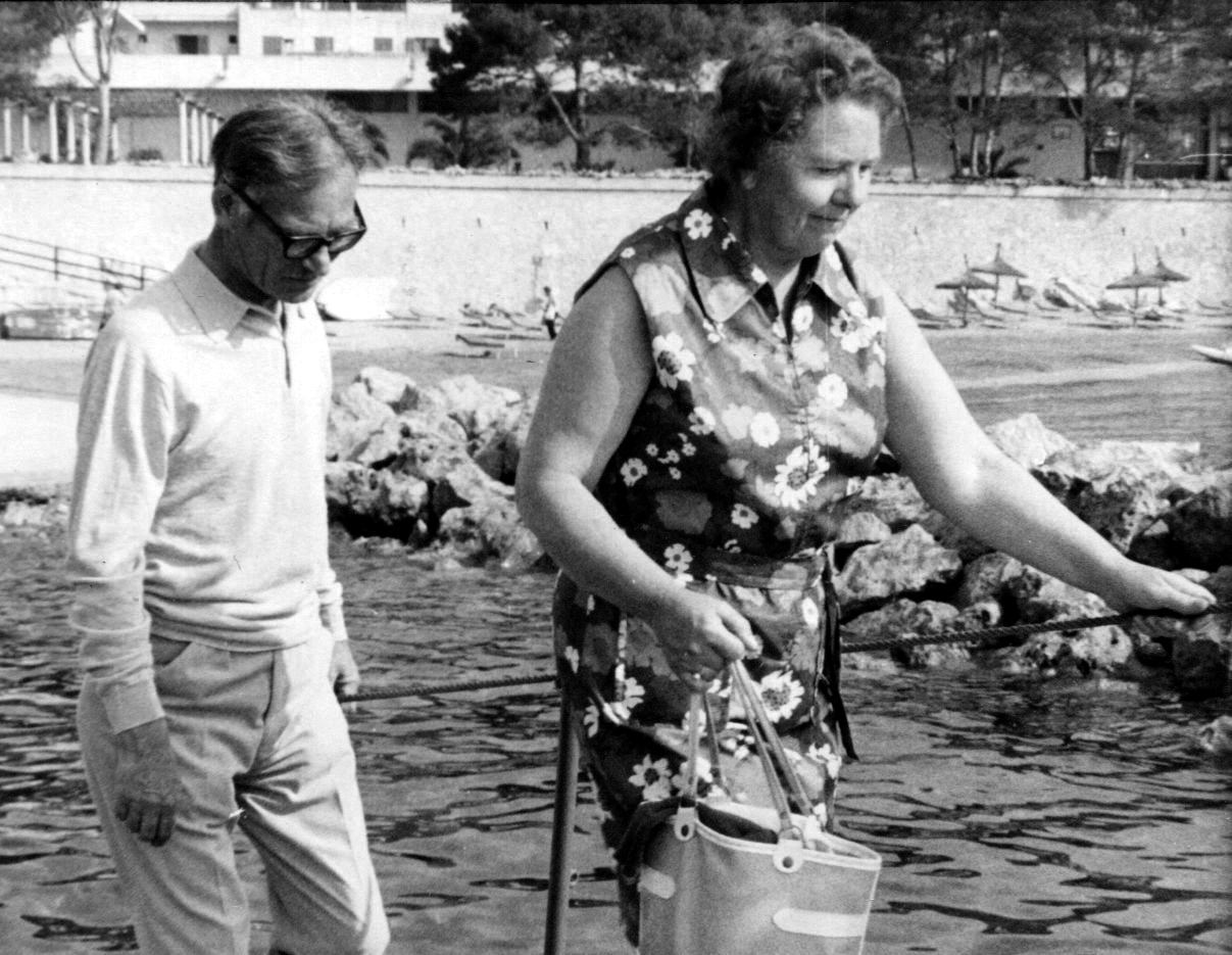 Charlotte ( Cameron ) Ingram and Charles Welch Ingram in Majorca