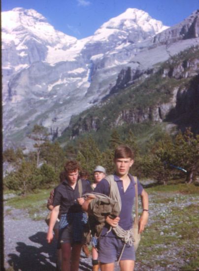 Blumlisalphorn and Frundenhorn from trail to Oeschinensee