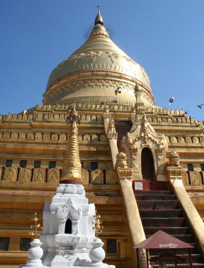 Shwezigon Paya in Nyaung U in central Myanmar / Burma