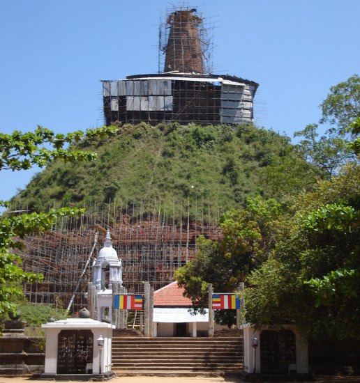 Abhayagiri Dagoba ( "fearless Giri" ) in Anuradhapura