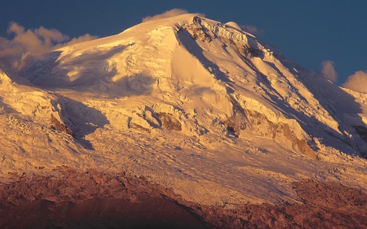 Sunset on Huascaran ( 6768m ) - highest summit in the Andes of Peru